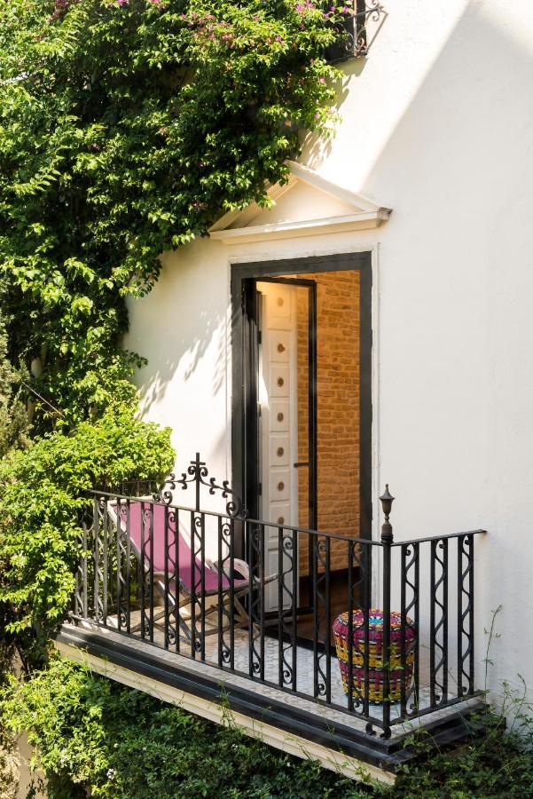 Pajaro Rebelde Bed & Breakfast Seville Exterior photo