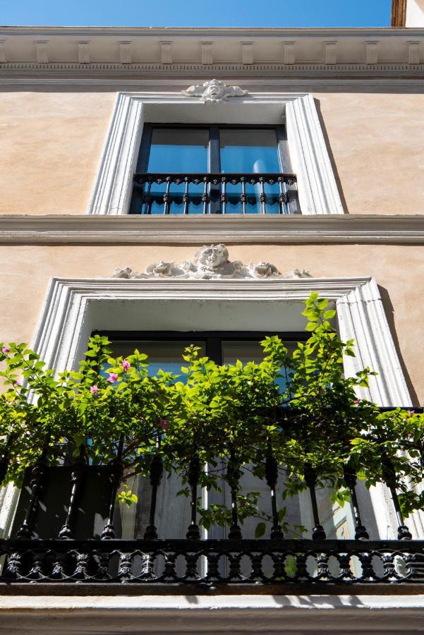 Pajaro Rebelde Bed & Breakfast Seville Exterior photo